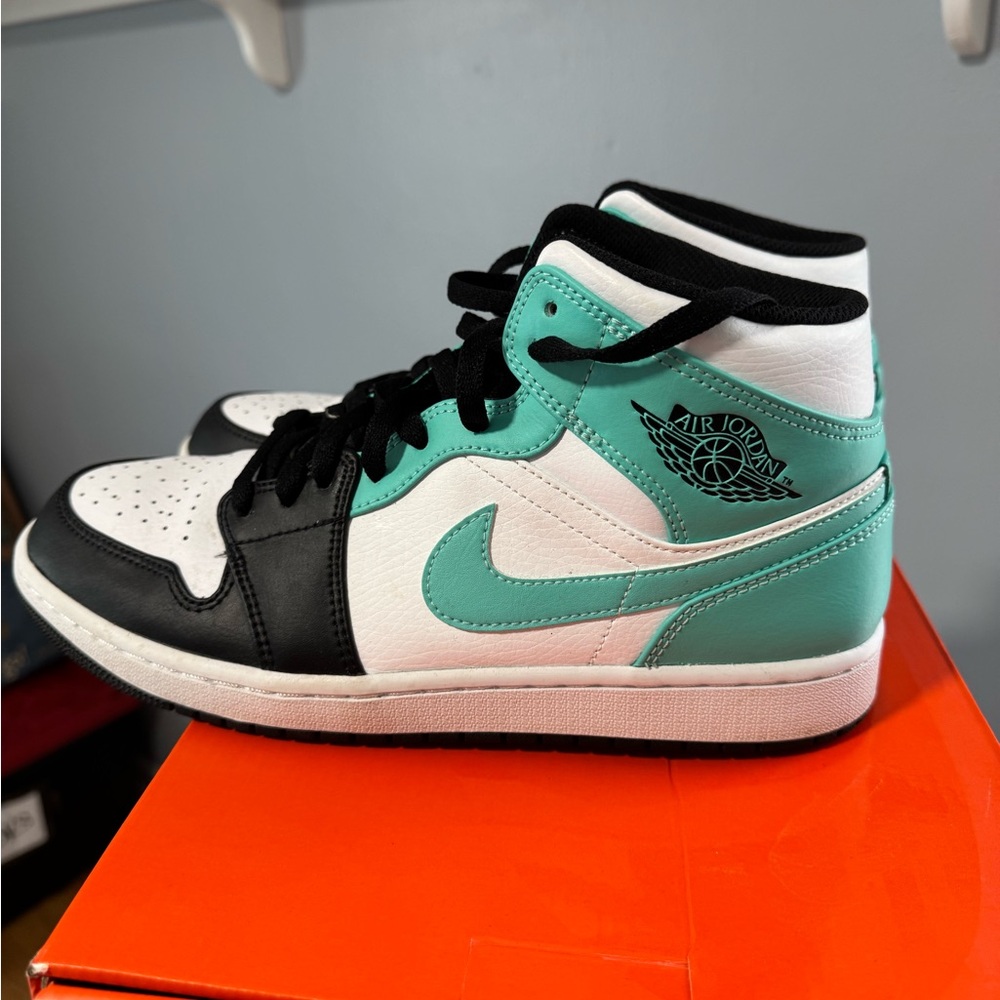 Nike Air Jordan Sneakers Mids - Black, White, Teal